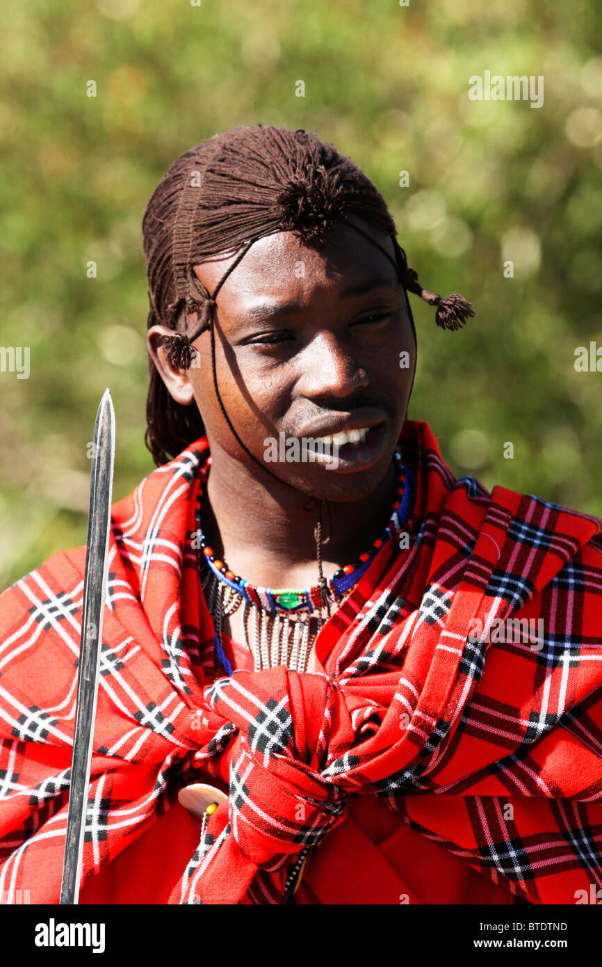 Masai Stöhnen hält einen Speer Stockfoto