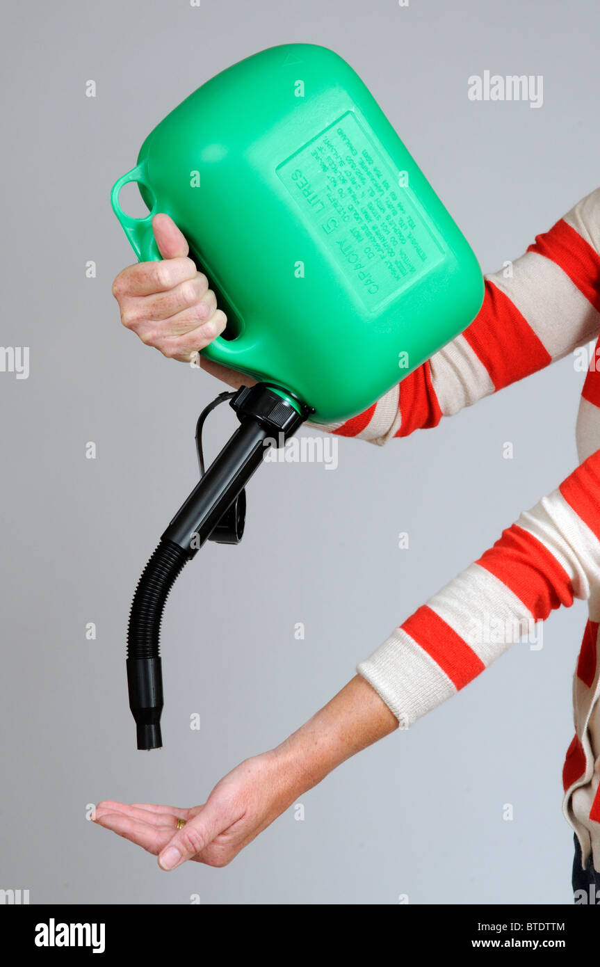Frau hält eine leere grün gefärbten Kunststoff Benzin kann Stockfoto