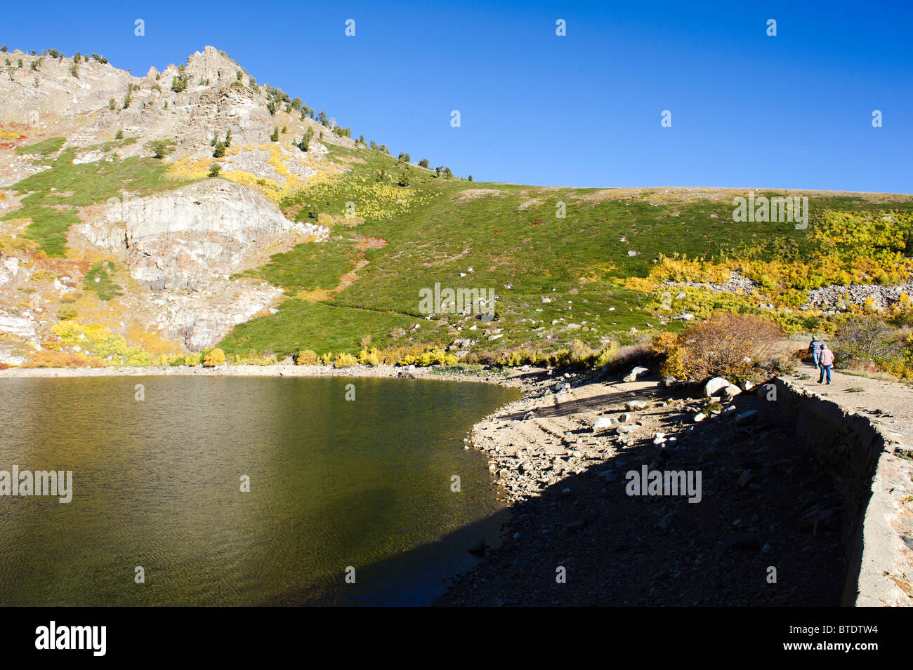 Engel-See in der Nähe Brunnen Nevada im Herbst mit brillant gold Aspen Hülle umgebenden Hügeln Stockfoto