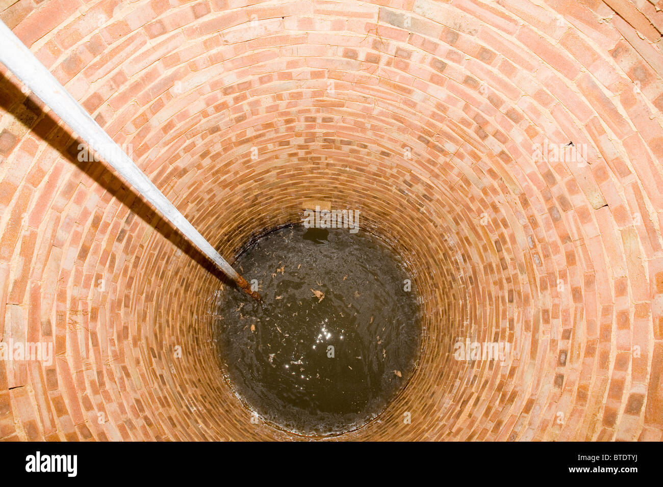 Innenraum des Ziegels ausgekleidet Wasser gut mit Stahlrohr Stockfoto