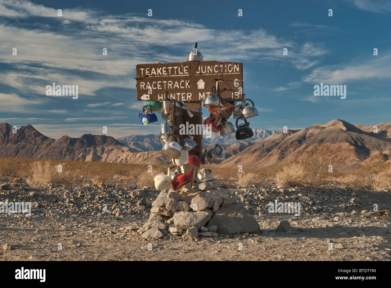 Straßenschild am Wasserkocher Junction auf Rennstrecke Valley Road, Mojave-Wüste in Death Valley Nationalpark, Kalifornien, USA Stockfoto