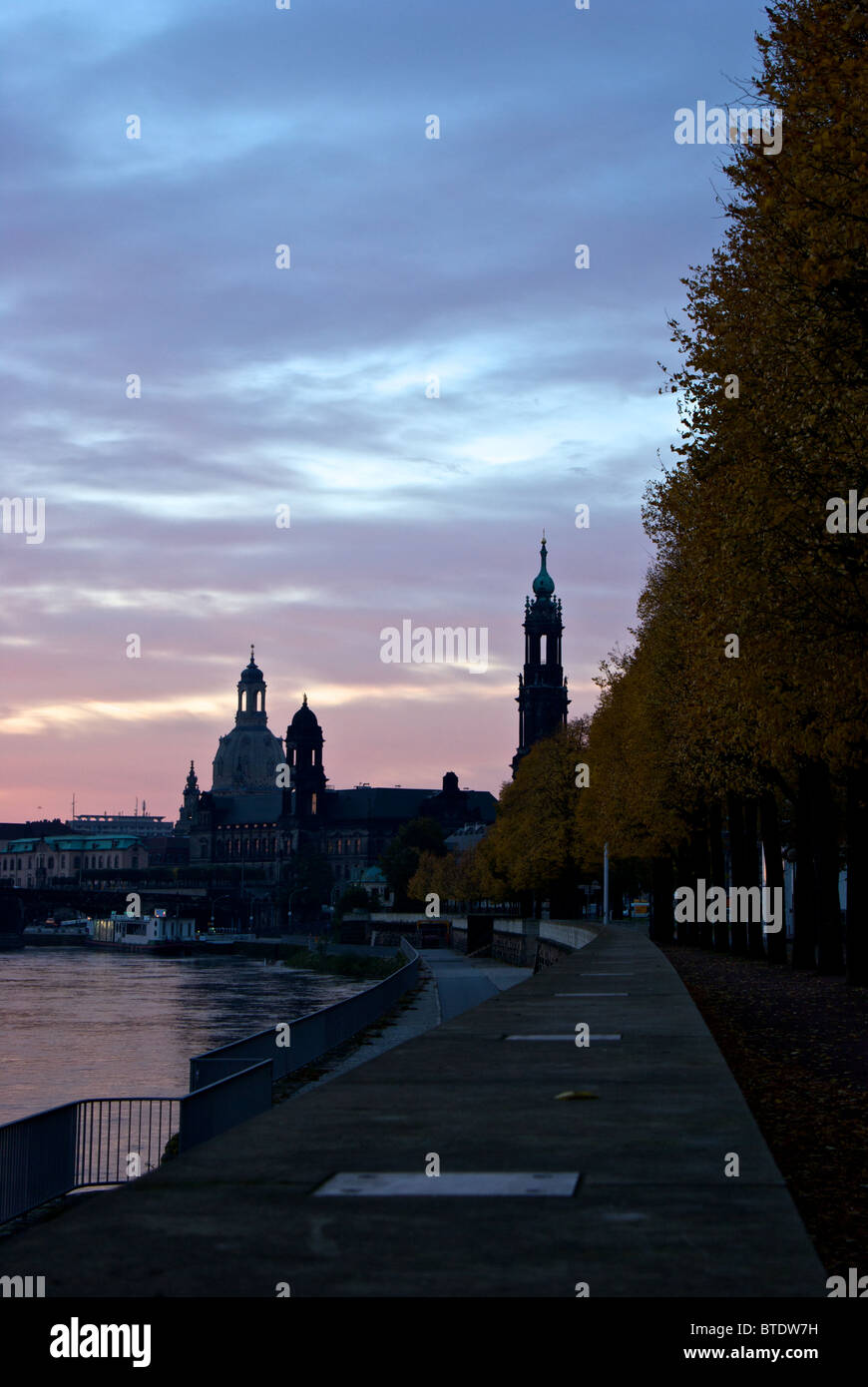 Silhouette Blick auf hohe Türme und Türme der historischen Altstadt Altstadt Dresden von Waterfront Promenade entlang der Elbe River dawn Stockfoto