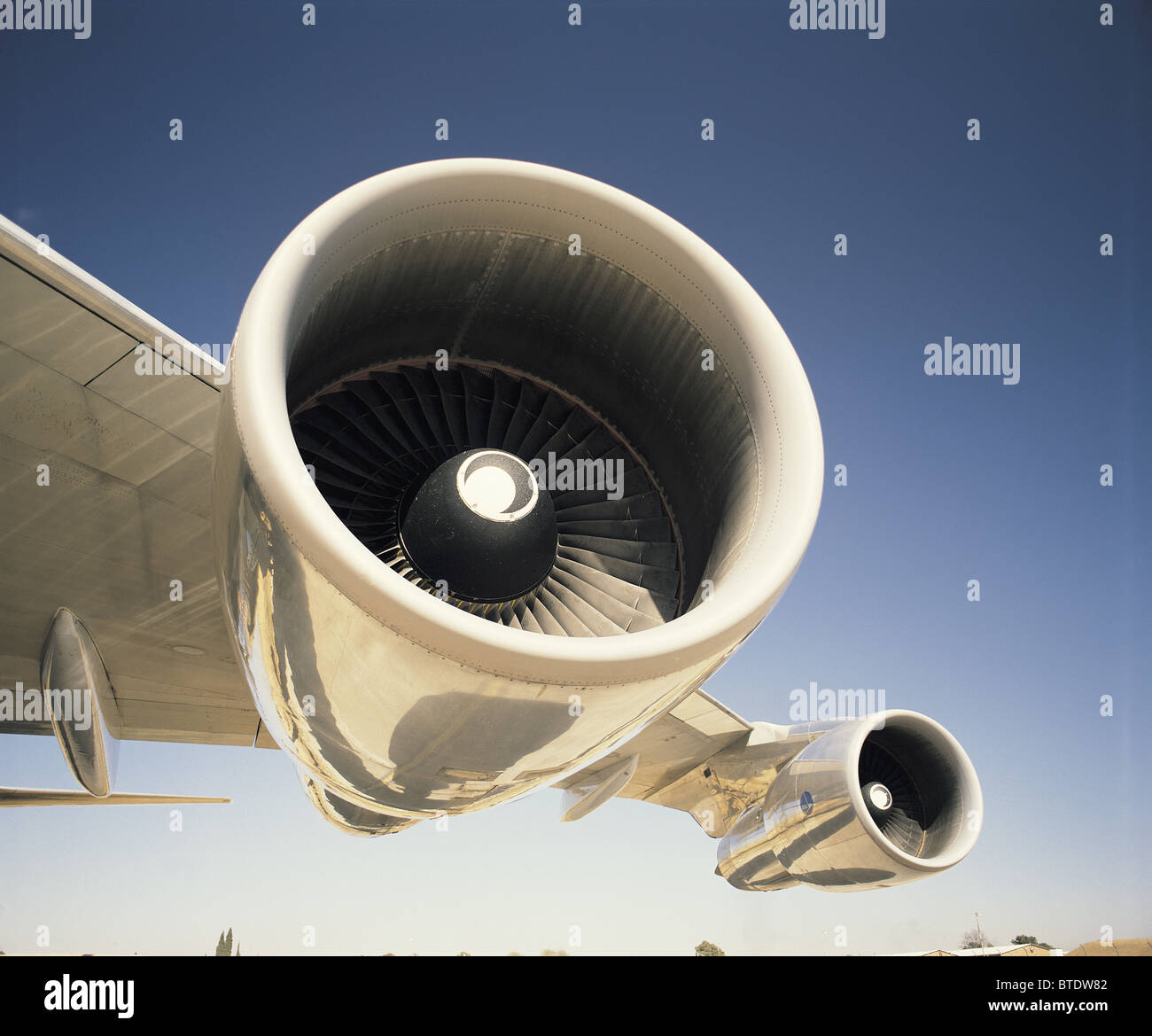 Die leistungsfähige Turbine befindet sich unter den Fittichen eines Passagierflugzeuges Stockfoto