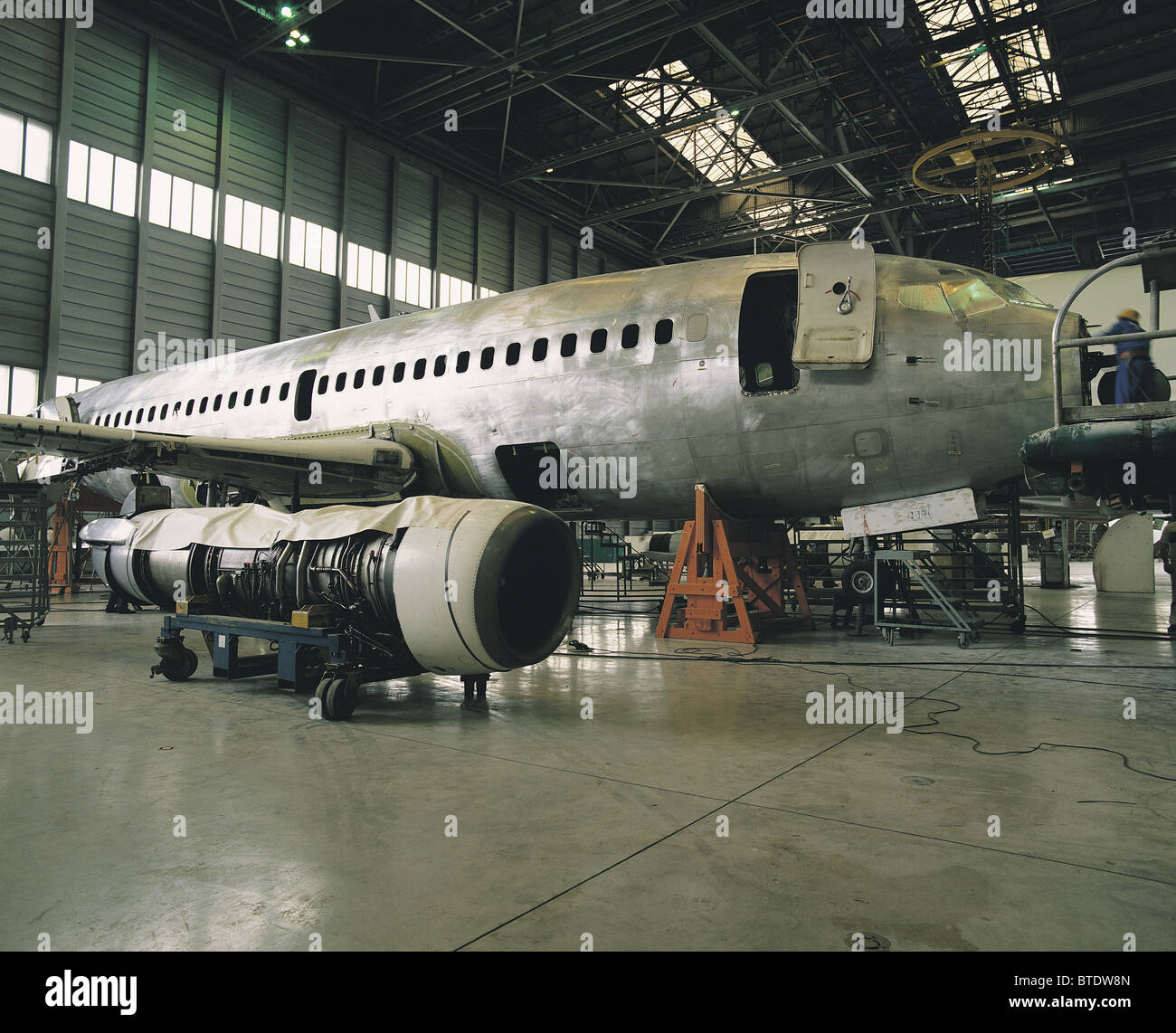 Allgemeine Wartung erfolgt in einem Flugzeug in einem Hangar am Flughafen Johannesburg Stockfoto