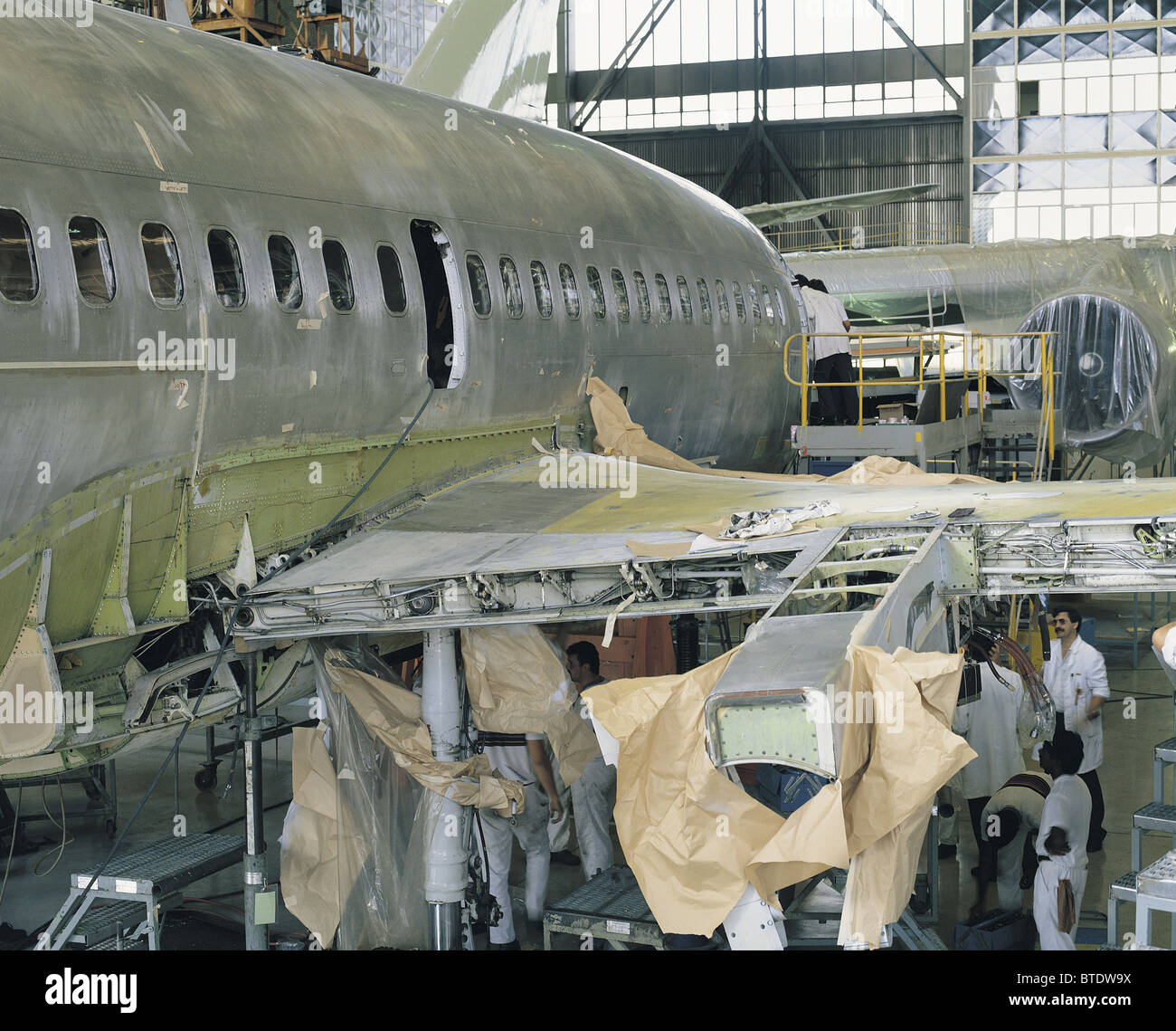 Allgemeine Wartung erfolgt in einem Flugzeug in einem Hangar am Flughafen Johannesburg Stockfoto