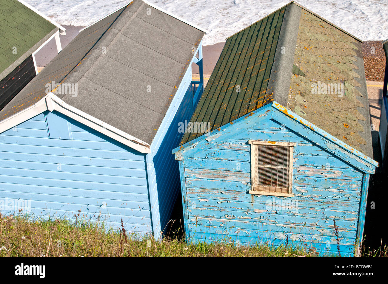 Alte und neue blaue Strandhütten nebeneinander; Reihe von Strandhütten in Southwold Stockfoto