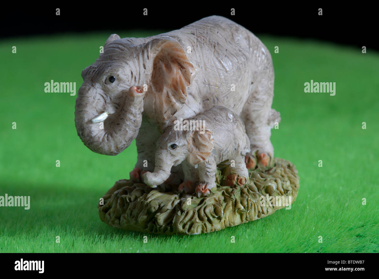 Spielzeug-Elefanten und Baby-Elefant-Jungtier Stockfoto