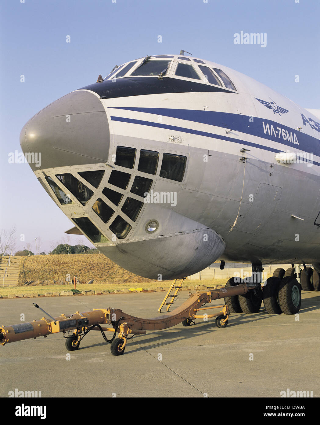 Eine russische Aeroflot wird geschleppt mit einer Anhängerkupplung Stockfoto