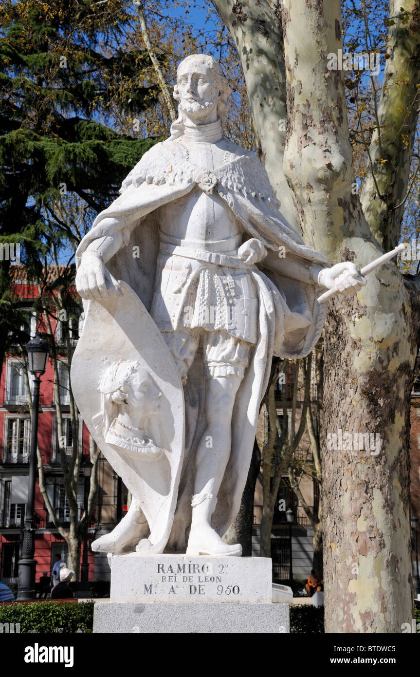 Madrid, Spanien. Plaza de Oriente. Statue von Ramiro 2., (c900-951) König von Leon (931-951) Stockfoto