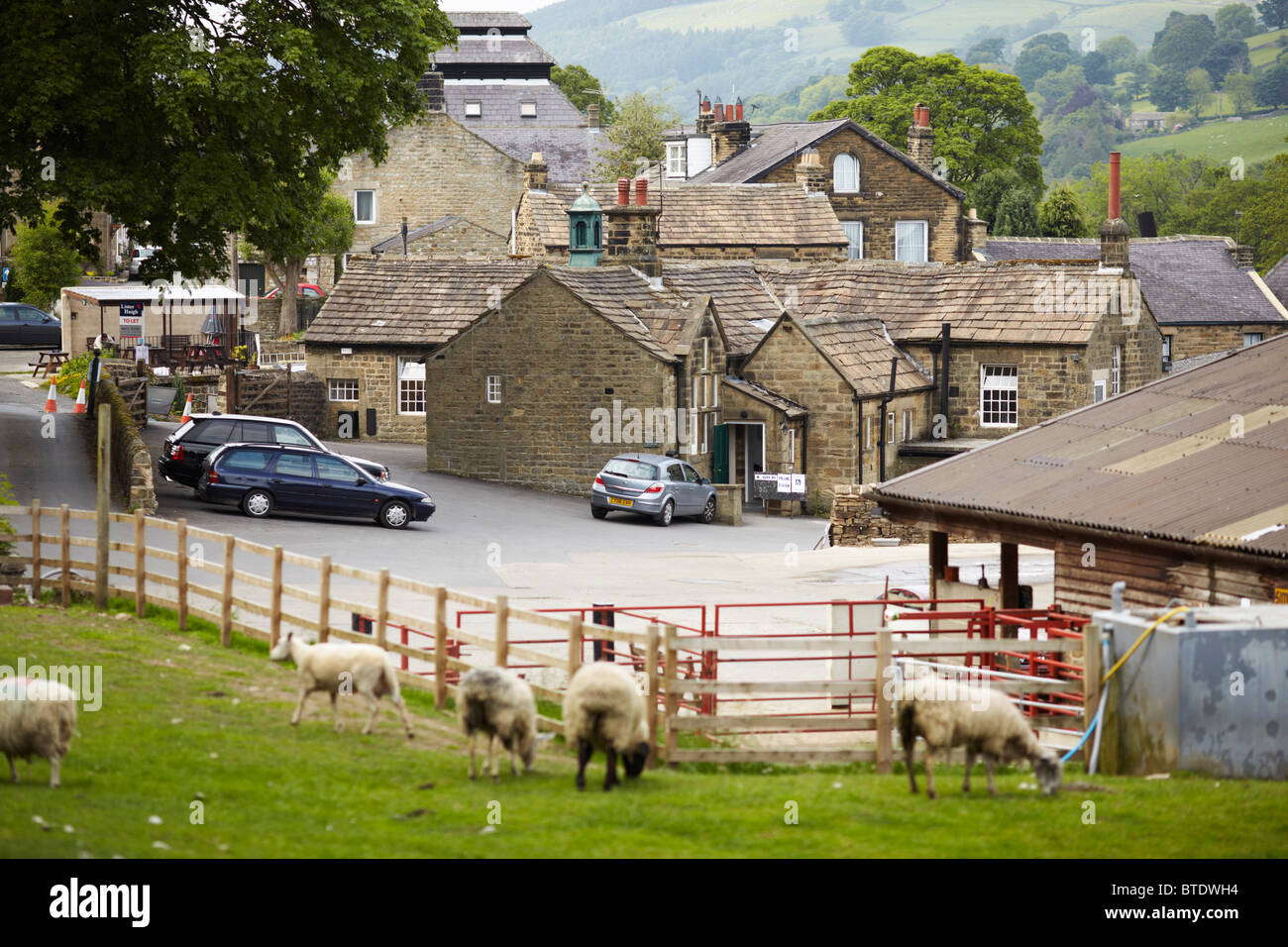 Ländliches Dorf Schule nutzt nun als Tierärzte Operation Cafe und temporäre Wahllokal geschlossen. Pateley Bridge, Harrogate, North Yorks Stockfoto