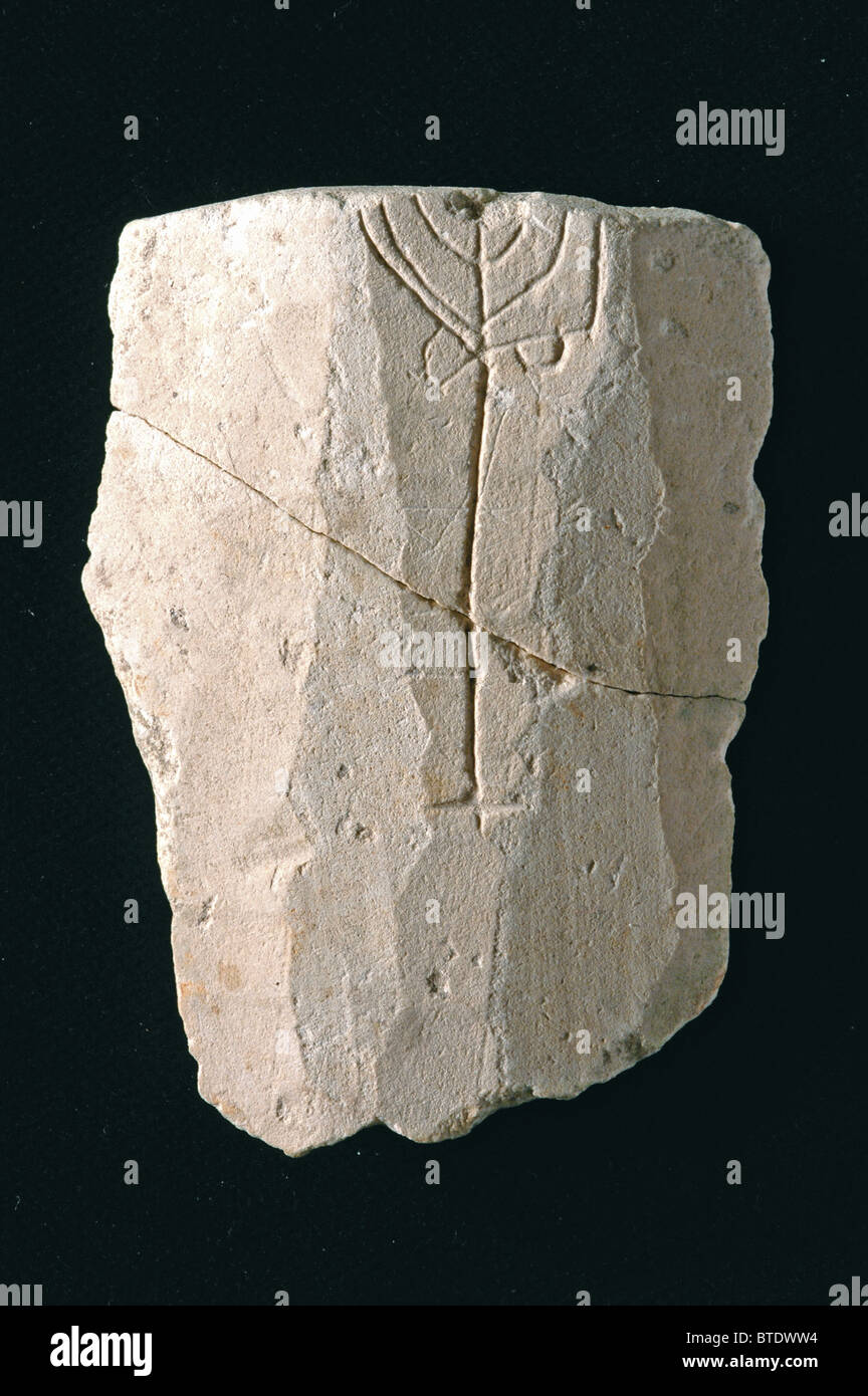 5276. Scherbe einer steinernen Tasse ziert ein Leuchter (Menora), gefunden in den Rubel in der Stadt Davids. Stockfoto