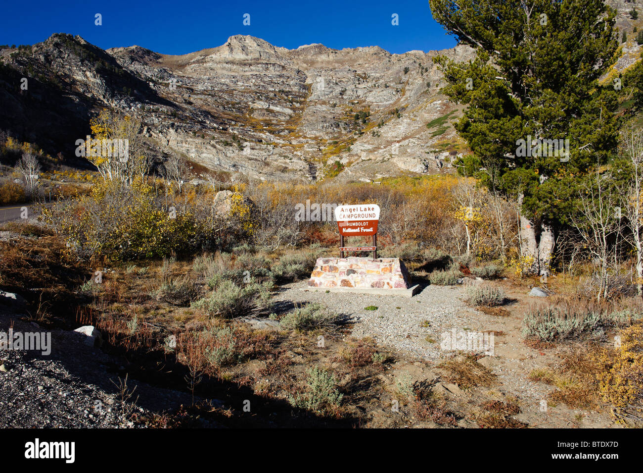 Engel-See in der Nähe Brunnen Nevada im Herbst mit brillant gold Aspen Hülle umgebenden Hügeln Stockfoto