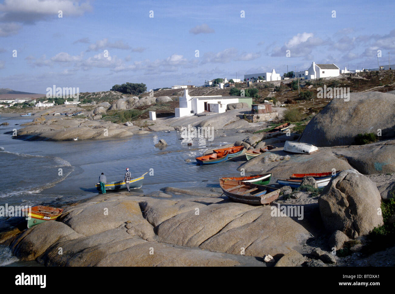 Kleinen Westküste Dorf der Paternoster mit Fischen Skiffs hochgezogen auf den Strand Stockfoto