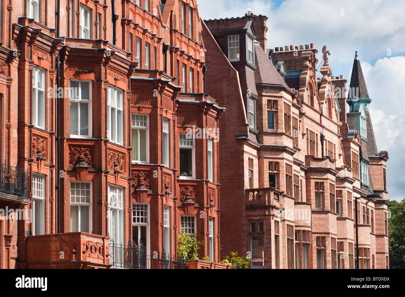 Queen Anne Stil holländischen Giebelhäusern Gebäude entlang Pont Street in Kensington und Chelsea London England. Stockfoto