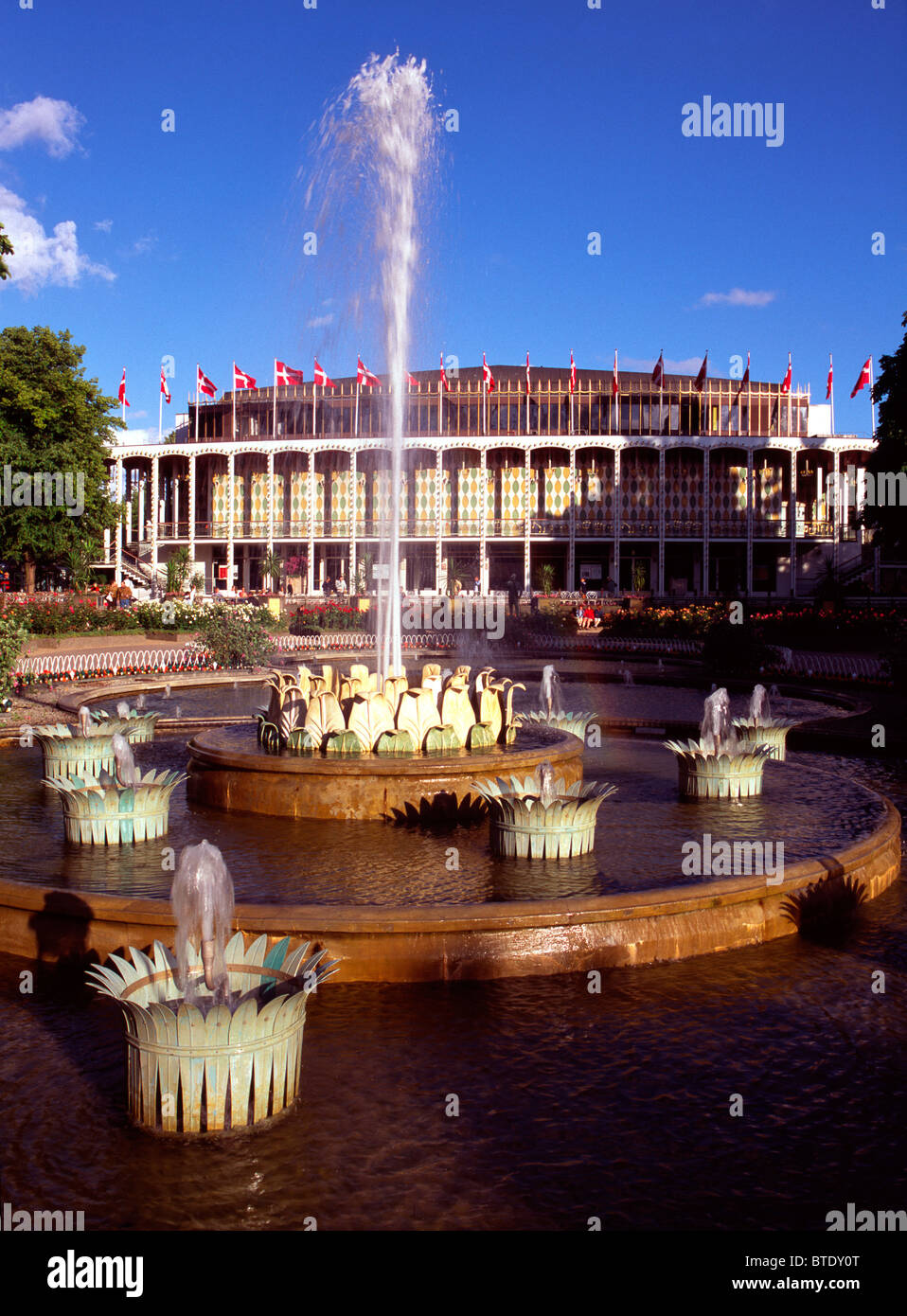 Konzertsaal & Brunnen Stockfoto