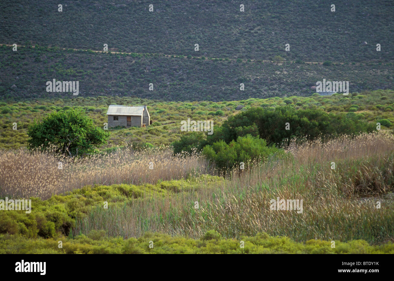 Luftaufnahme einer kleinen isolierten ländlichen Cottage oder Landarbeiter Wohnung Stockfoto