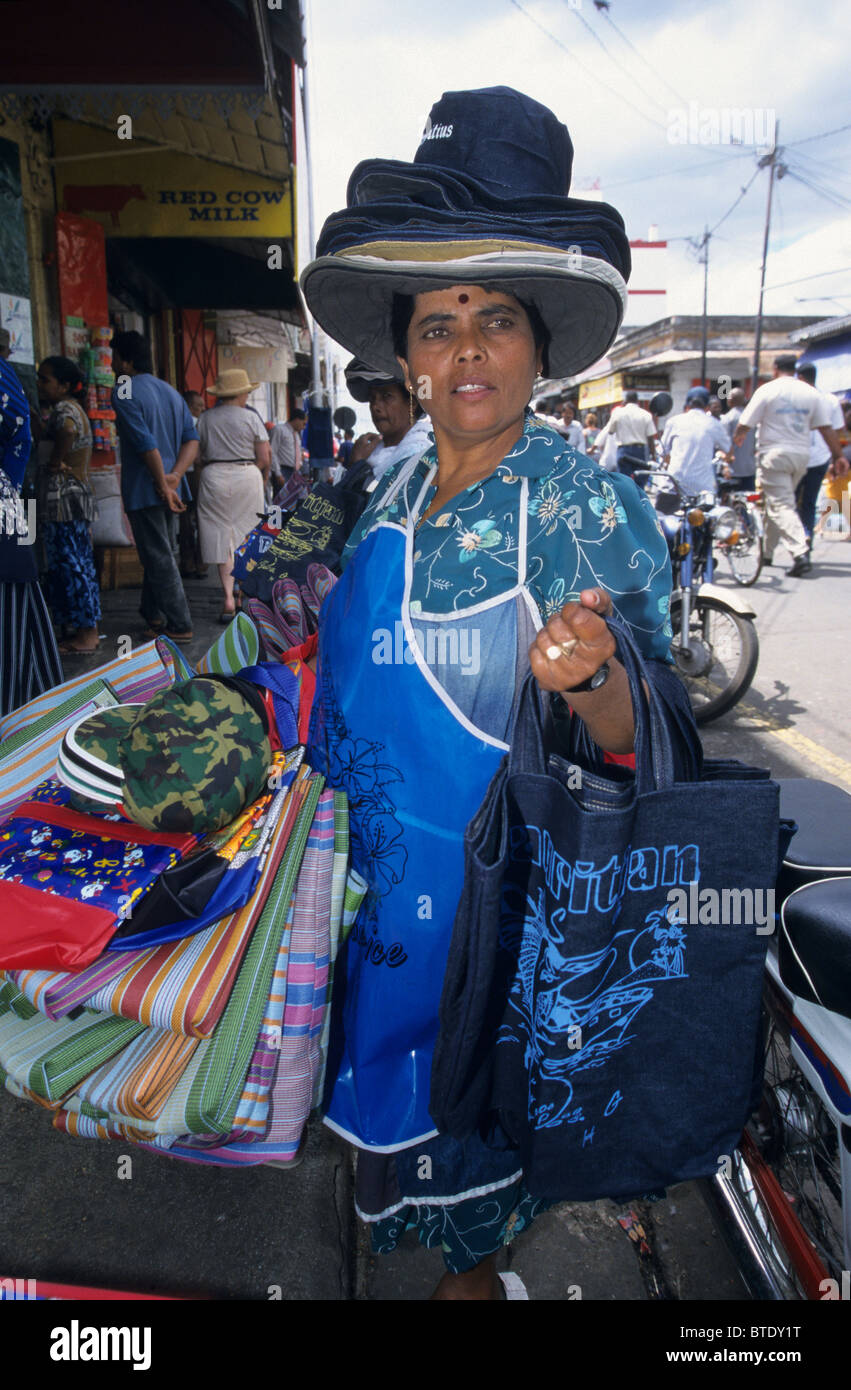 Verkauf von waren in der Straße in der Nähe von Central Market, Port Louis Frau. Insel Mauritius. Indischer Ozean Stockfoto