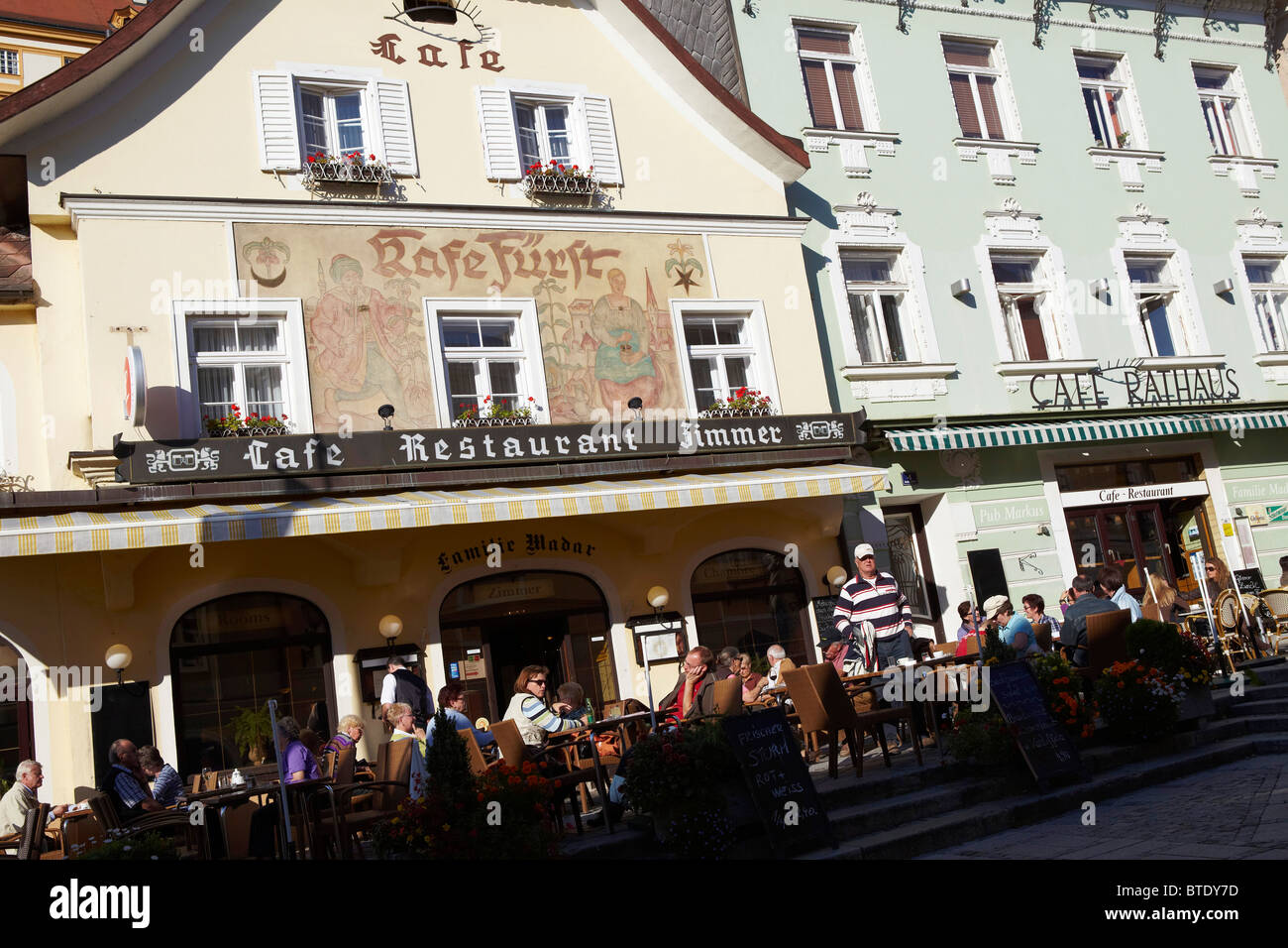 Leute sitzen draußen im Café, Melk, Österreich Stockfoto