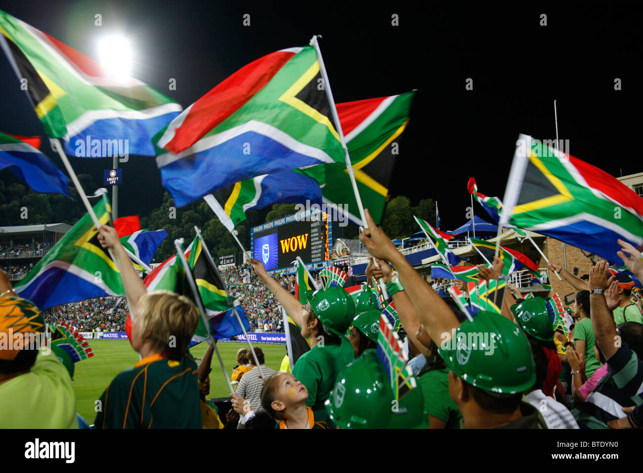 Cricket-Fans ein Pro20 internationalen Cricket-Match südafrikanische Fahnen winken Stockfoto