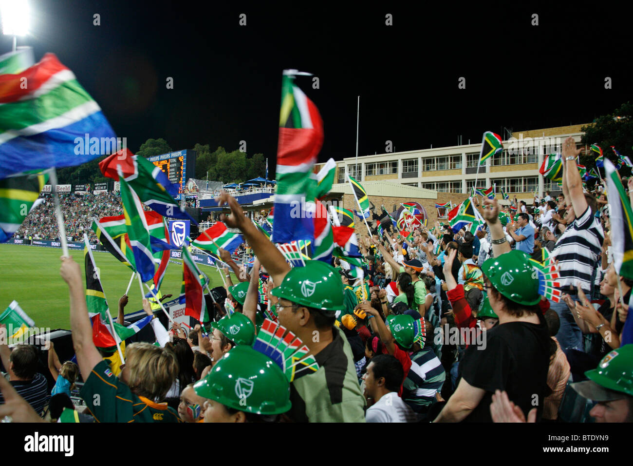 Cricket-Fans ein Pro20 internationalen Cricket-Match südafrikanische Fahnen winken Stockfoto
