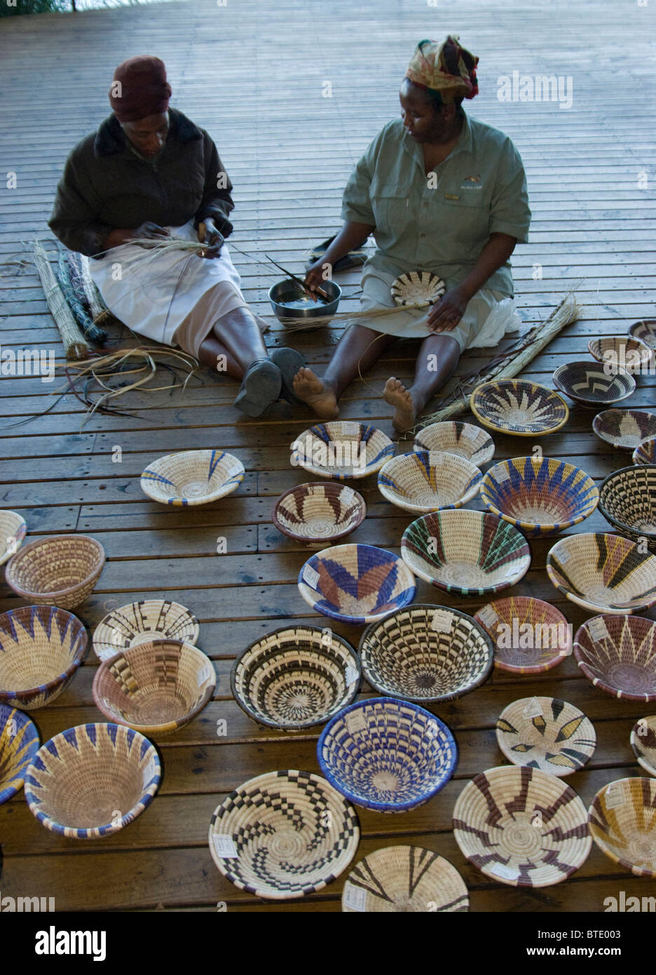 Frauen beim Weben traditionelle Motswana Rasen Schalen für den Verkauf an den Tourismus Stockfoto