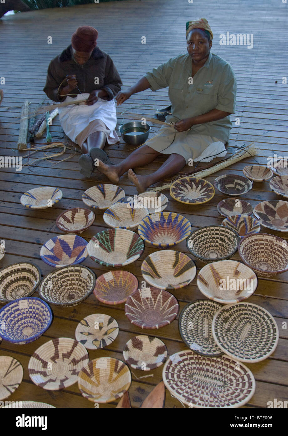 Frauen beim Weben traditionelle Motswana Rasen Schalen für den Verkauf an den Tourismus Stockfoto