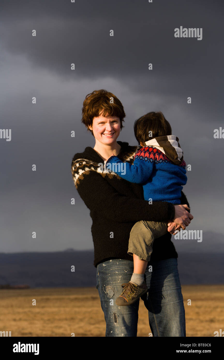 Mutter und Sohn, Südisland. Stockfoto
