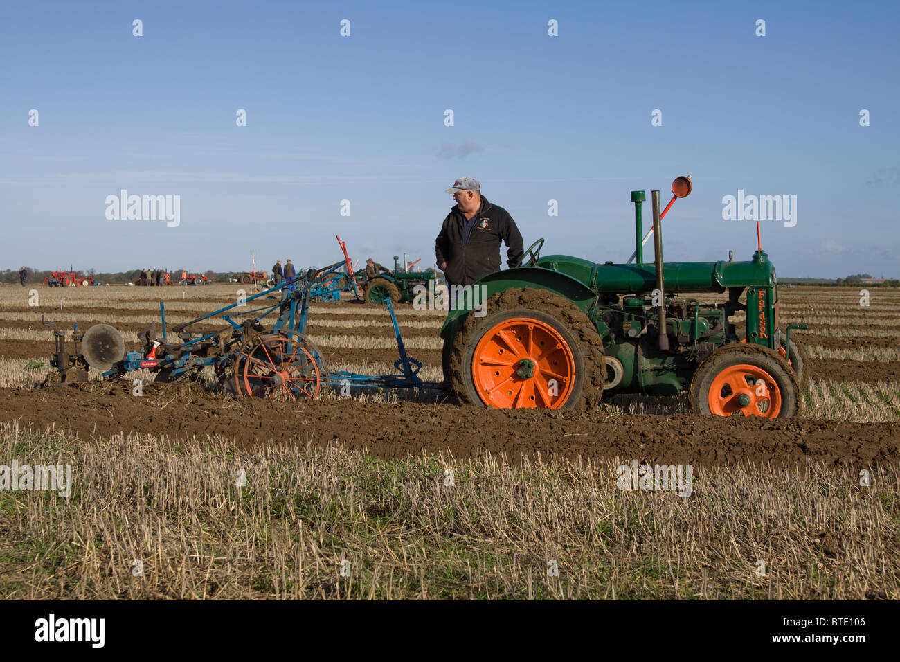 Fordson-Traktor & Pflug Stockfoto