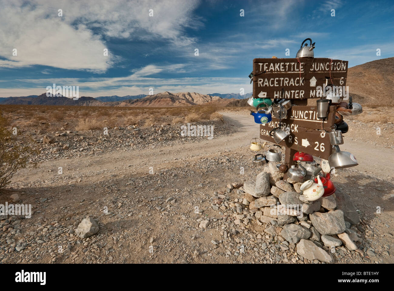 Straßenschild am Wasserkocher Junction auf Rennstrecke Valley Road, Mojave-Wüste in Death Valley Nationalpark, Kalifornien, USA Stockfoto