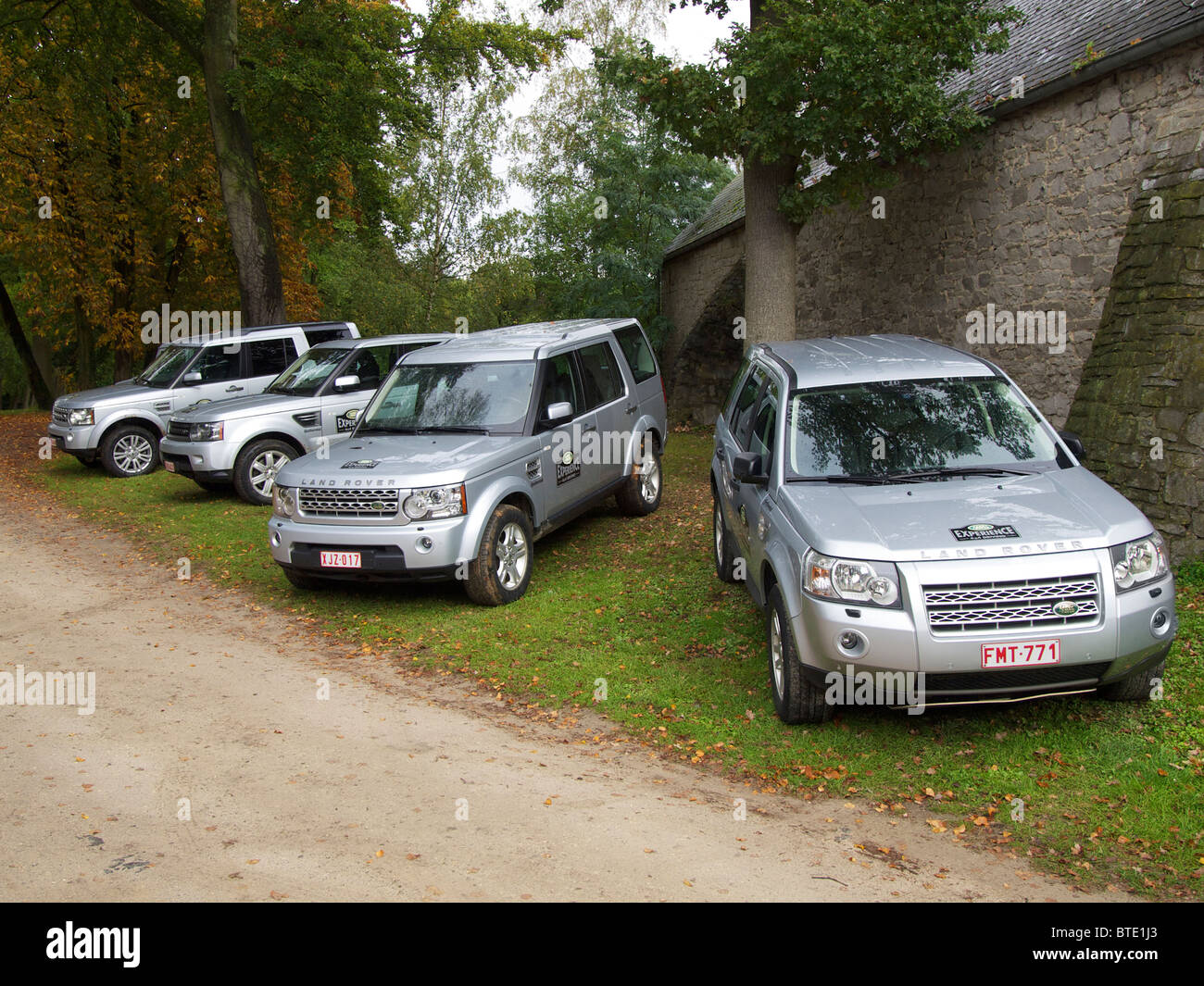 Die Modellpalette von Land Rover 4 x 4 Offroad Auto auf einem Landgut in Belgien Stockfoto