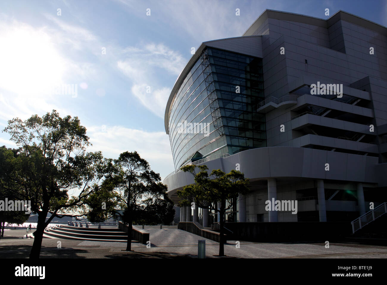 Seitenansicht des National Convention Hall von Yokohama; Japan. Zeigt den schalenartigen Aufbau des Daches Stockfoto