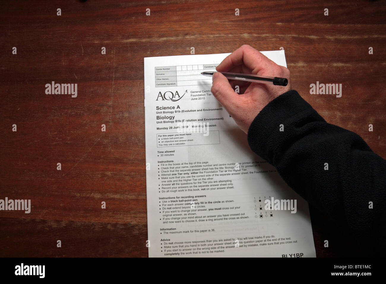 Studenten-Ansicht beim Abschluss von einem Juni 2010 AQA GCSE Wissenschaft (Biologie) Papier (AQA ist einer von mehreren britischen Prüfungsausschüsse). Stockfoto