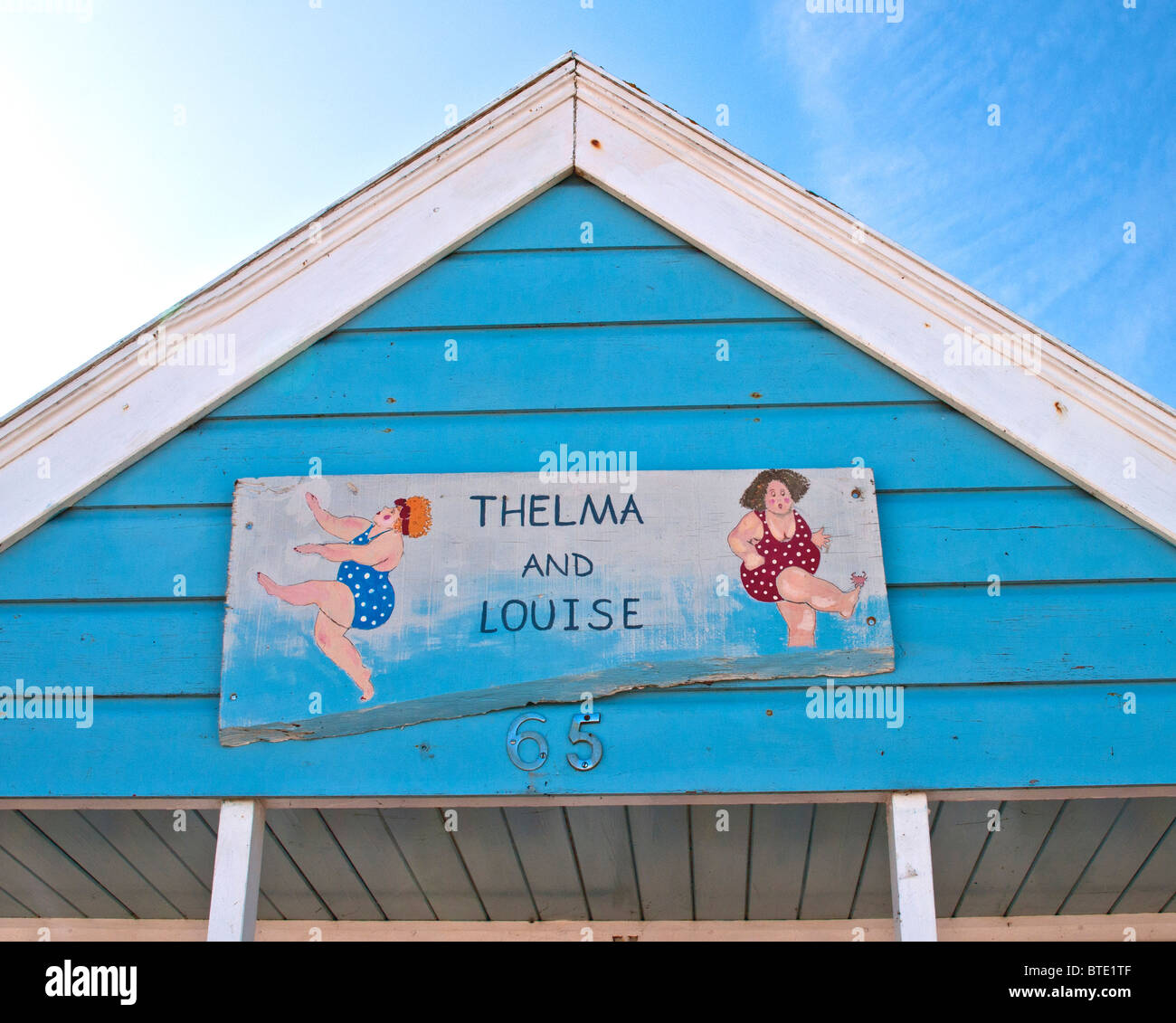 Strandhütte mit lustigen Zeichen; Strandhütte Mit Lustigem schild Stockfoto