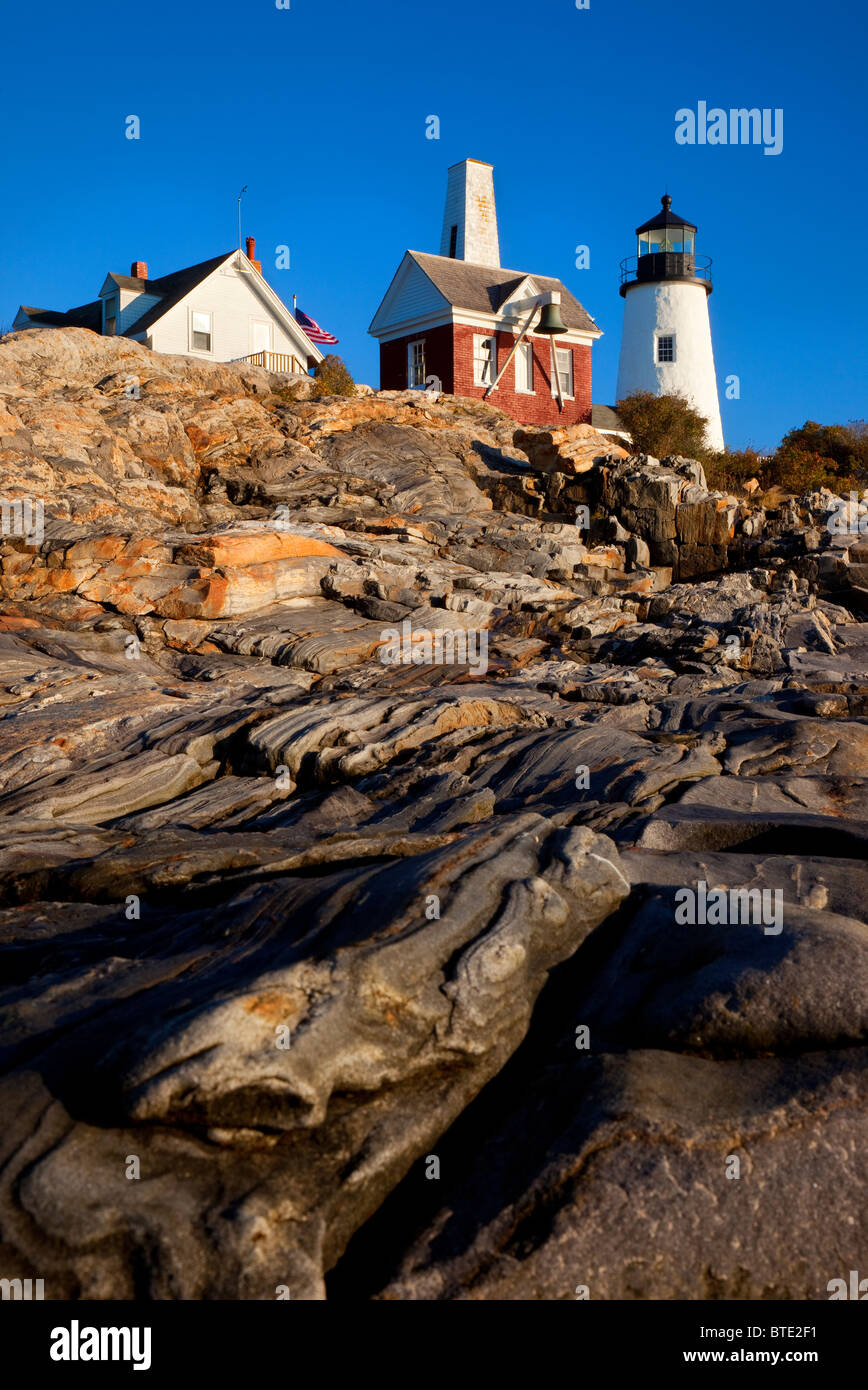 Eiszeit Streifen auf den felsigen Klippen, die zu den Pemaquid Point Lighthouse, Pemaquid Point, Maine, USA Stockfoto