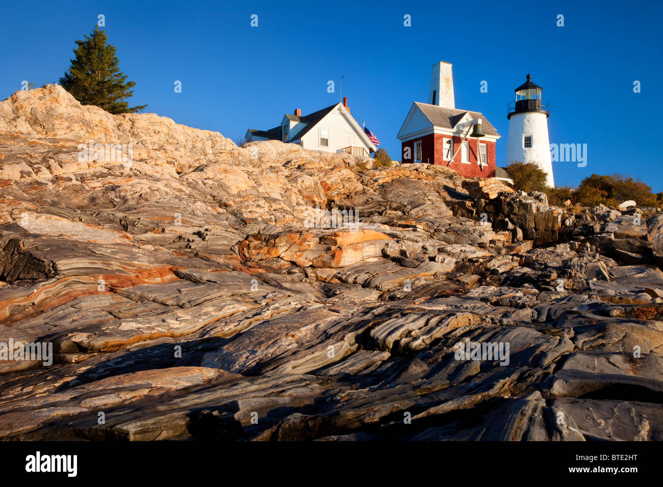 Eiszeit Streifen auf den felsigen Klippen, die zu den Pemaquid Point Lighthouse, Pemaquid Point, Maine, USA Stockfoto