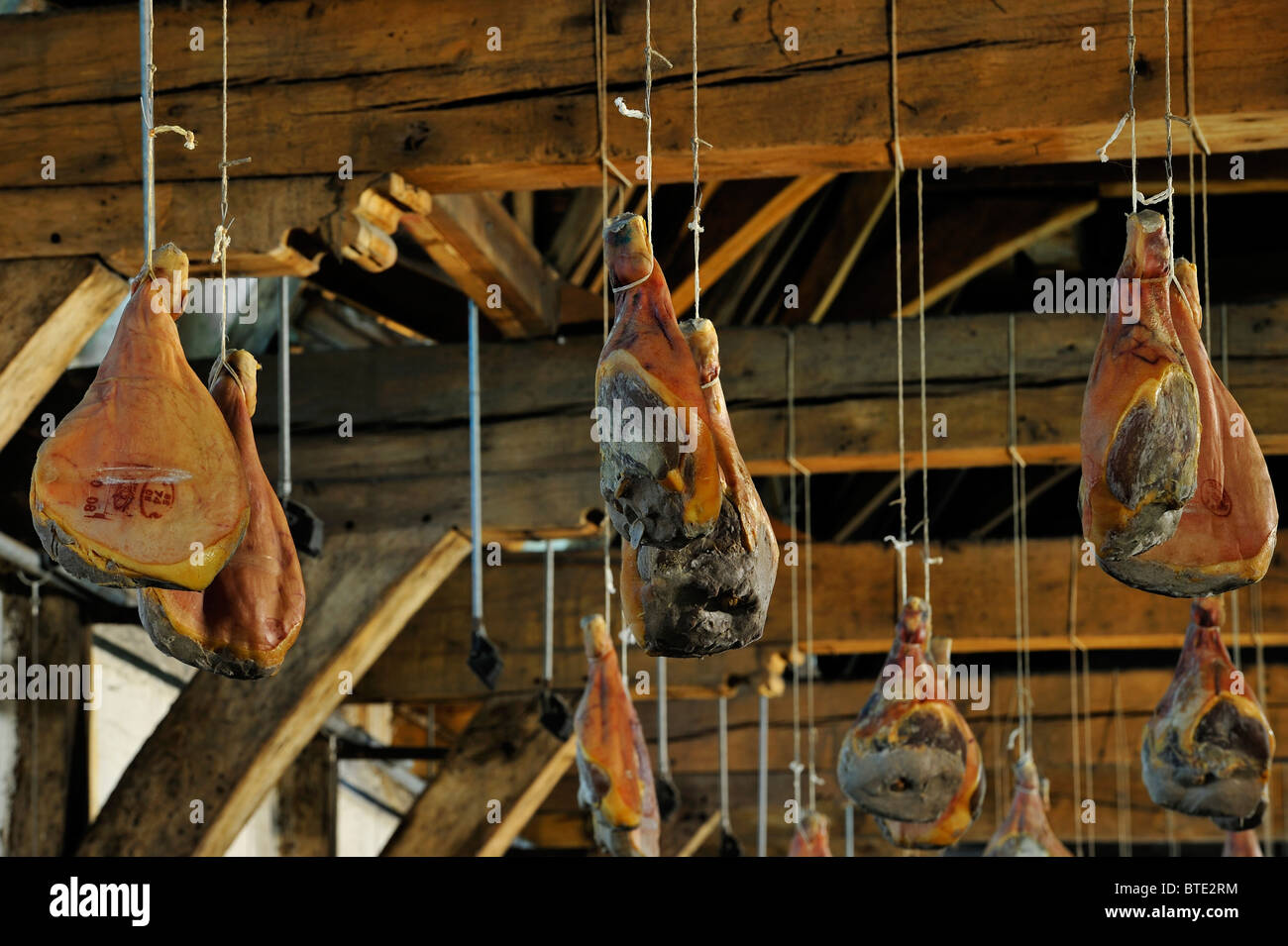 Schinken hängen von der Decke im Inneren der Groot Vleeshuis / große Metzgerei in Gent, Belgien Stockfoto