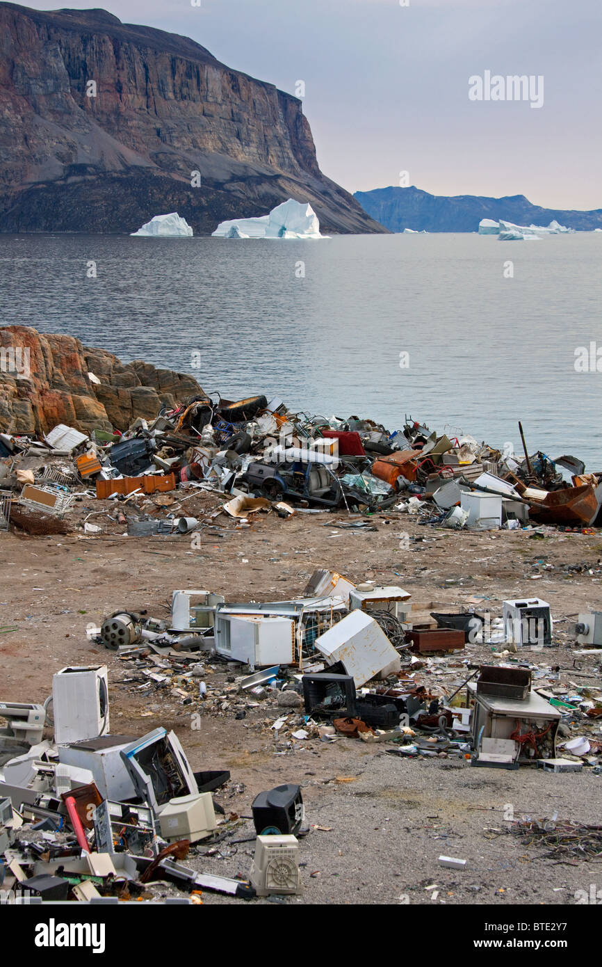 Müll auf Müllkippe und Eisberge im Fischerdorf Uummannaq, Grönland Stockfoto