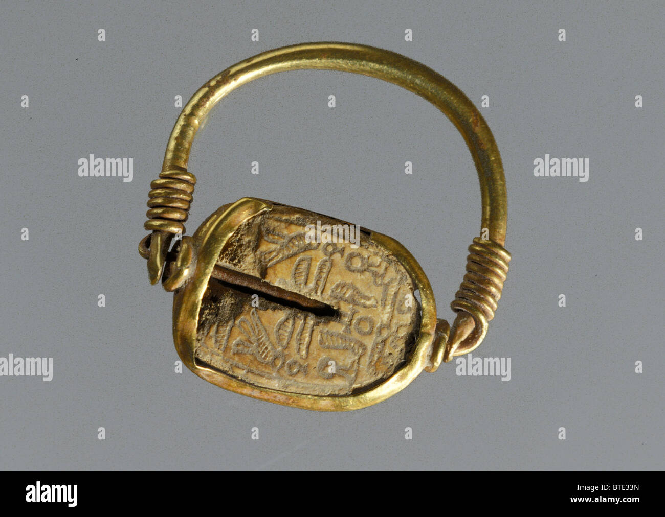 5426. ägyptische Skarabäus-Ring, Gold und Elfenbein, vielleicht ein Siegelring aus dem c. 10-9.. C. V. CHR. Stockfoto