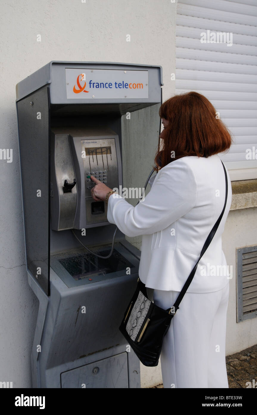 Frau mit einem öffentlichen CMW500 von France Telecom Stockfoto