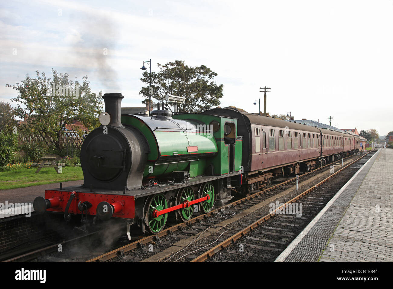 Altmodische Dampfzug und Wagen am Bahnhof Sheringham in Norfolk, England Stockfoto