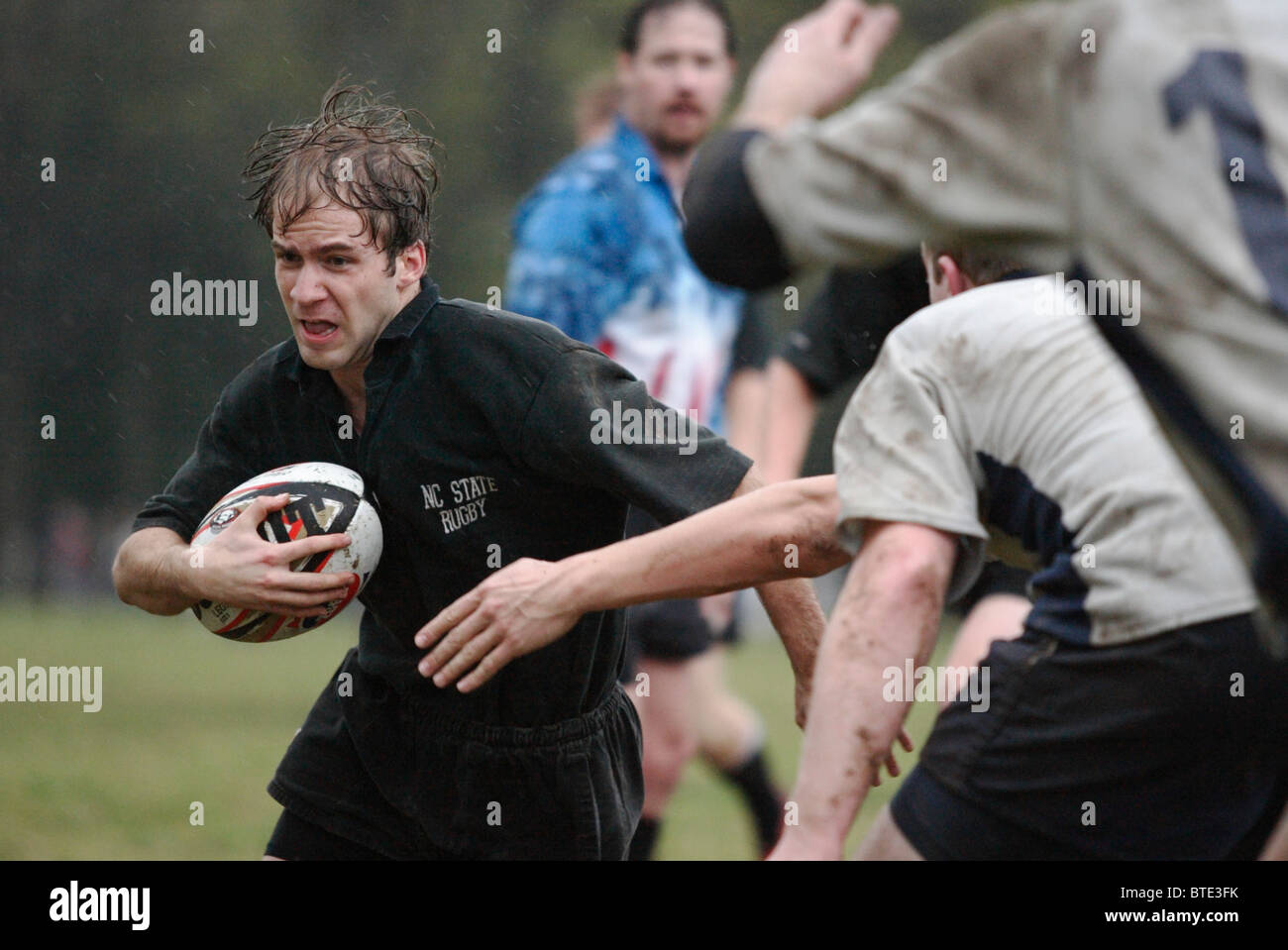 Ein Rugbyspieler der North Carolina State University trägt den Ball während eines Spiels beim jährlichen Cherry Blossom Rugby Turnier. Nur redaktionelle Verwendung. Kommerzielle Nutzung verboten. Stockfoto
