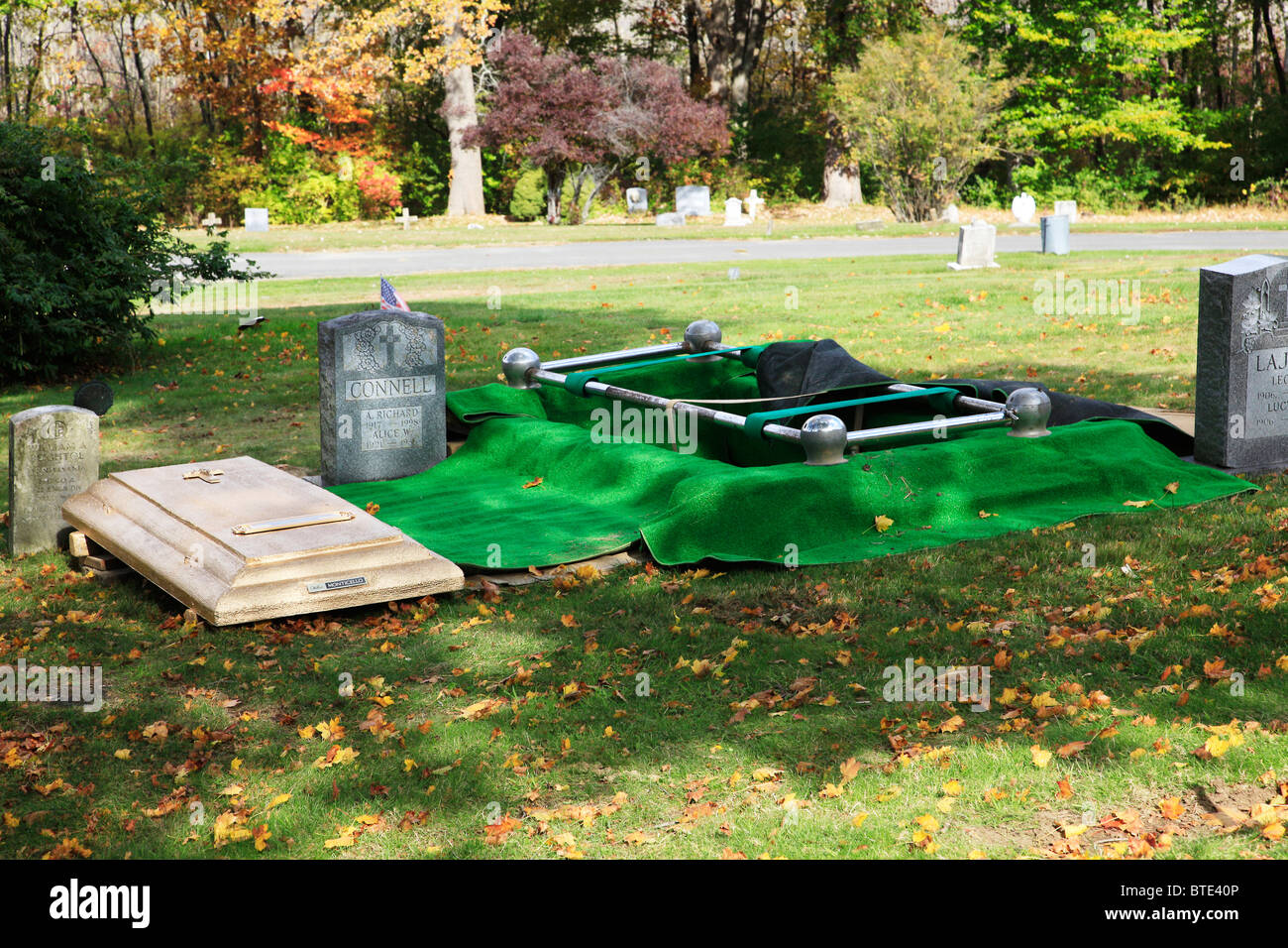 Eine Beerdigung auf einem katholischen Friedhof in New York, USA zeigt ein offenes Grab Stockfoto