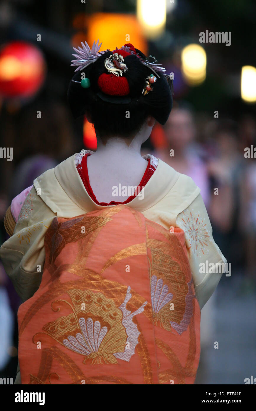 Maiko zu Fuß zu ihrer Ernennung im Gion-Viertel in Kyoto, Japan Stockfoto
