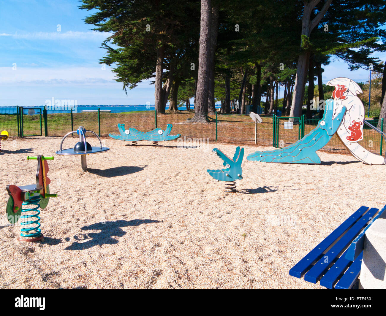 Leeren Sie Strand Kinderspielplatz direkt am Meer in Frankreich Europa Stockfoto