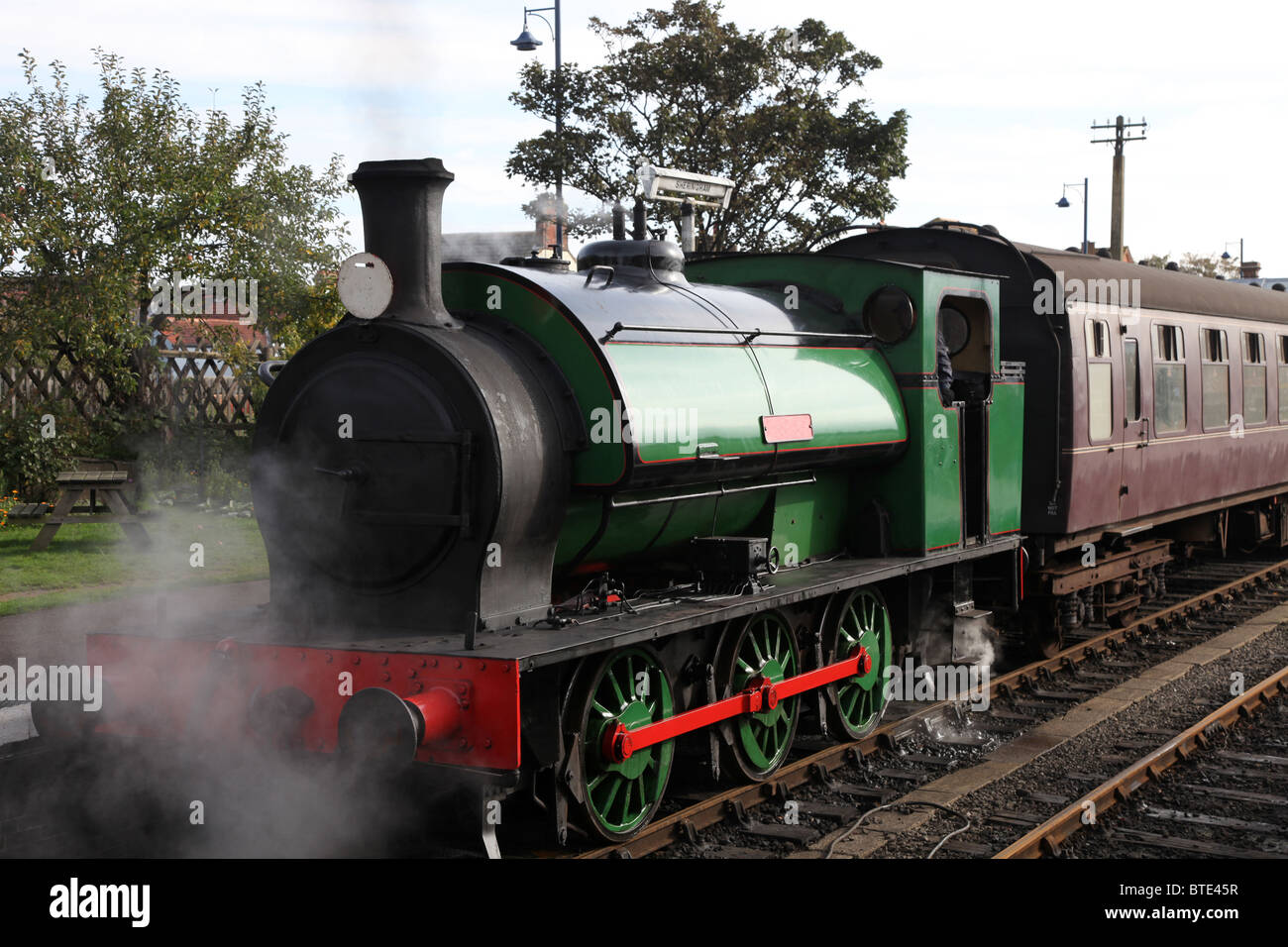 Altmodische Dampfzug und Wagen am Bahnhof Sheringham in Norfolk, England Stockfoto