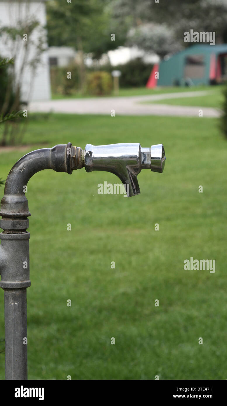 Frisches Wasser Tippen Sie auf einen Wald Campingplatz - Fokus vom Fass Stockfoto