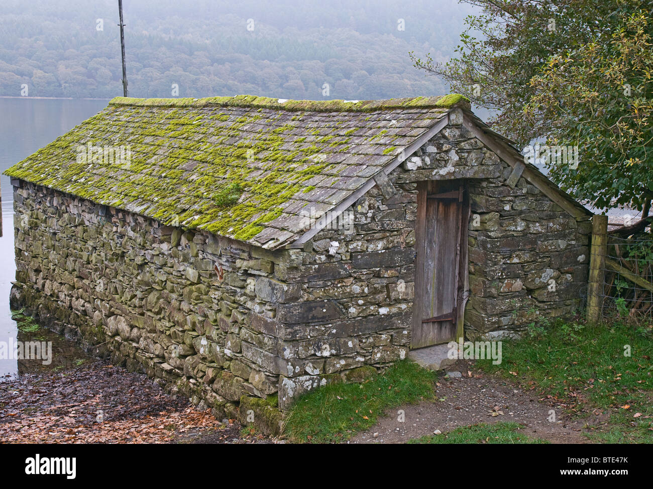 Traditionellen Bootshaus am Coniston, Lake District. Zeigt Schiefer Dach mit Moos bedeckt. Stockfoto