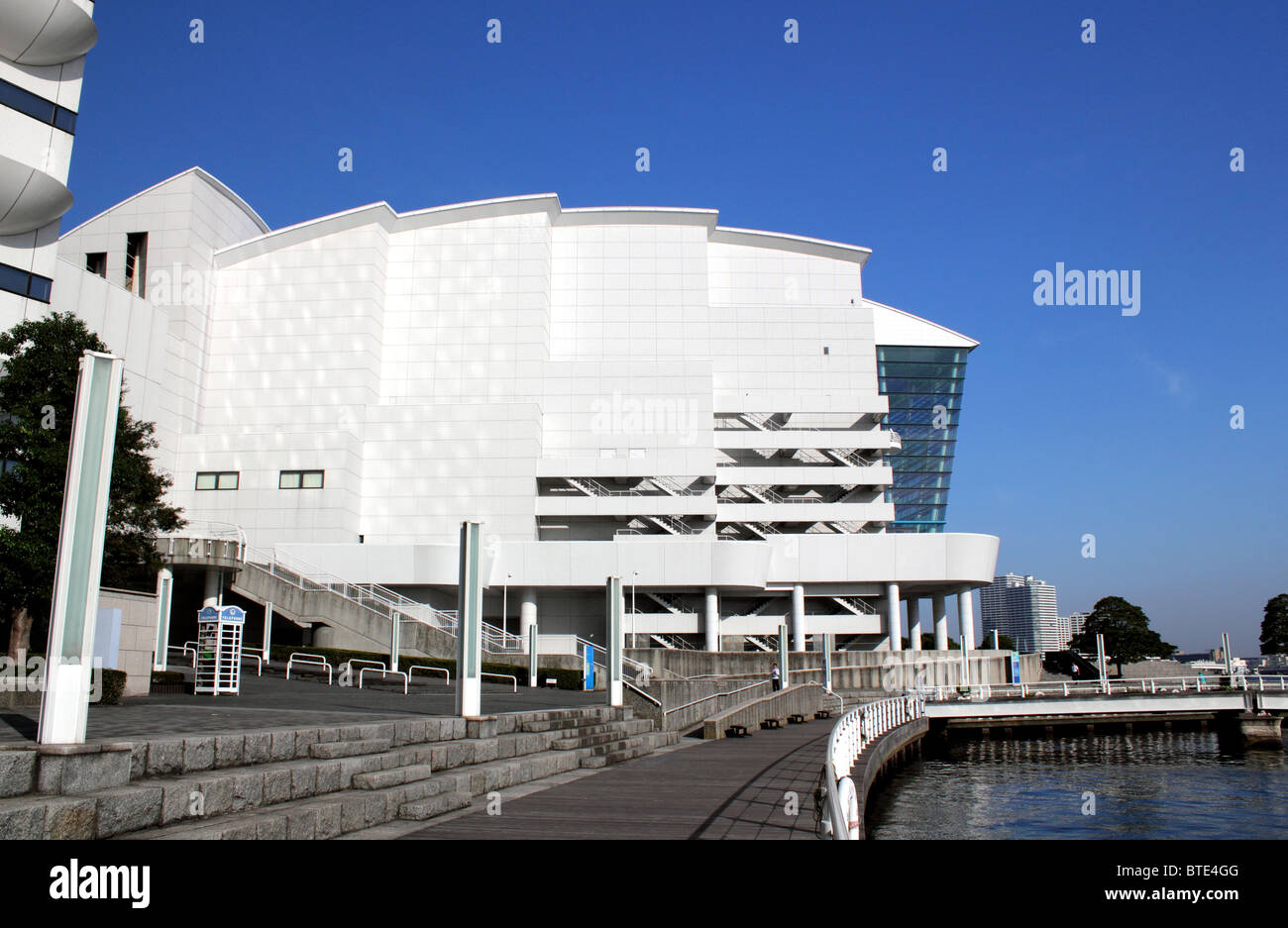 Seitenansicht des nationalen Kongress-Saal, Yokohama, Japan.  Pacifico Kongress- und Konferenz-Komplex mit tiefblauen Himmel Stockfoto