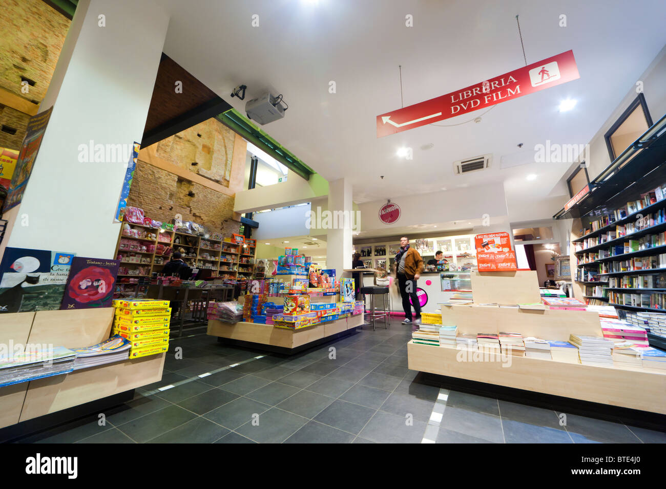 Bologna, Italien, Mondadori Buch Shop Interieur mit Kaffee-bar Stockfoto