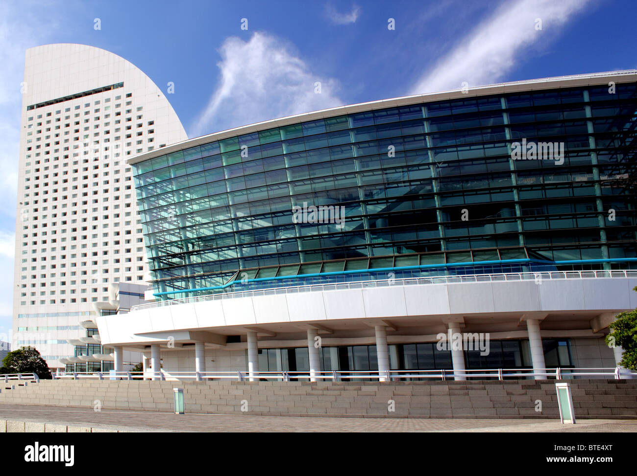 Vorderansicht des National Convention Hall, Yokohama, Japan, mit Inter Continental Yokohama Grand Hotel im Hintergrund Stockfoto